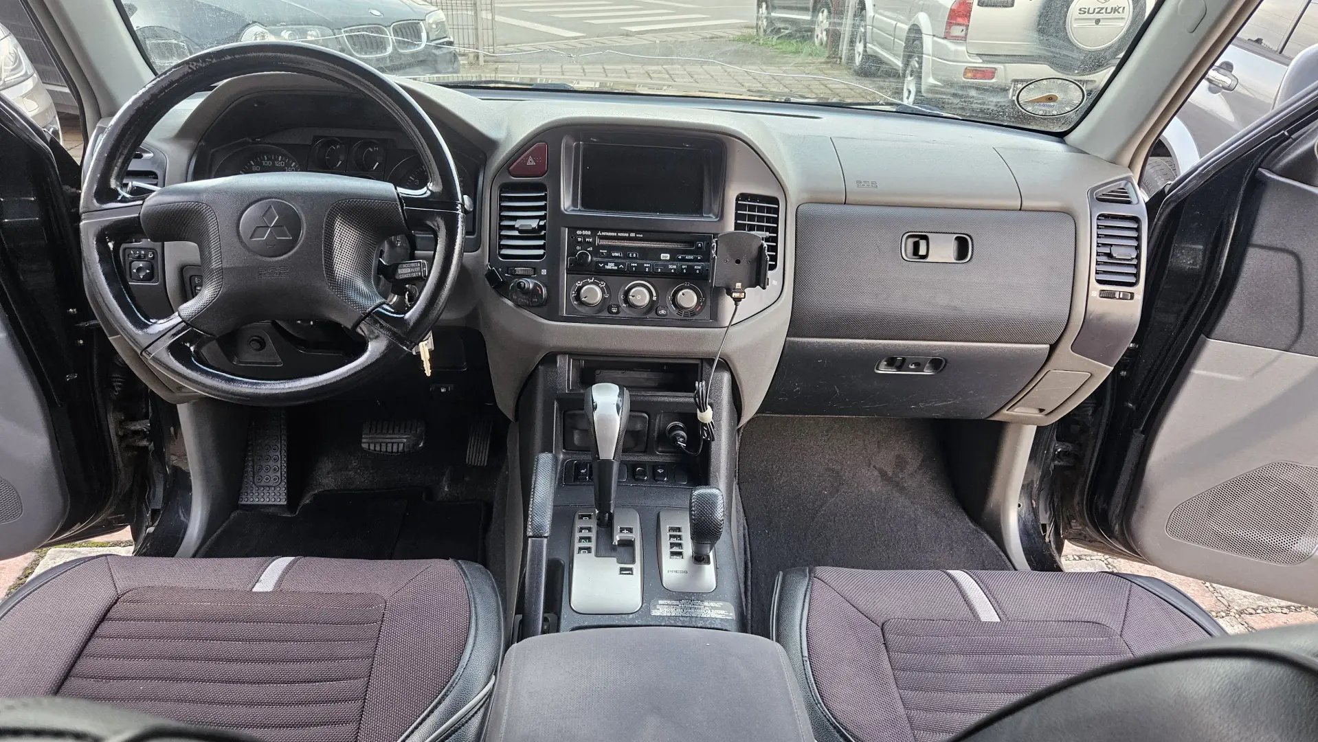 Mitsubishi Grand Pajero