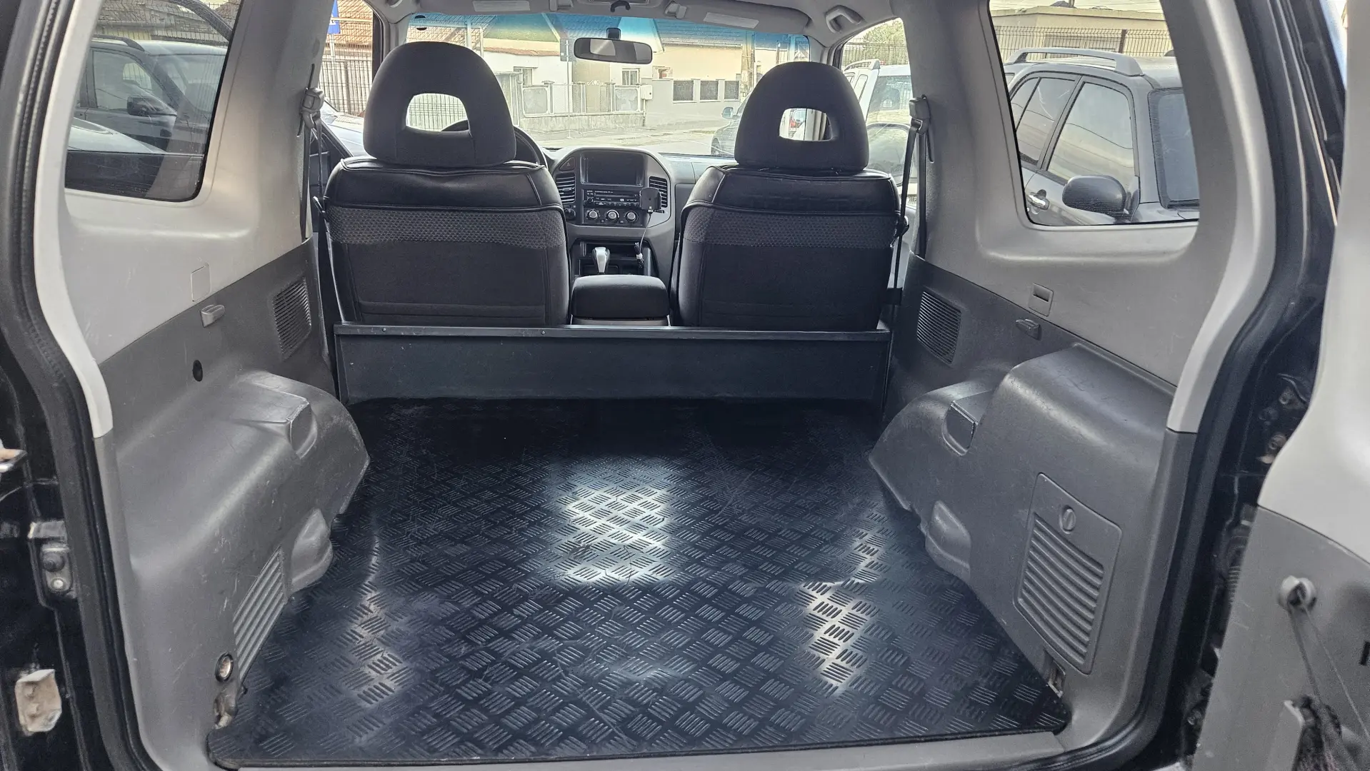 Mitsubishi Grand Pajero
