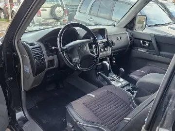 Mitsubishi Grand Pajero
