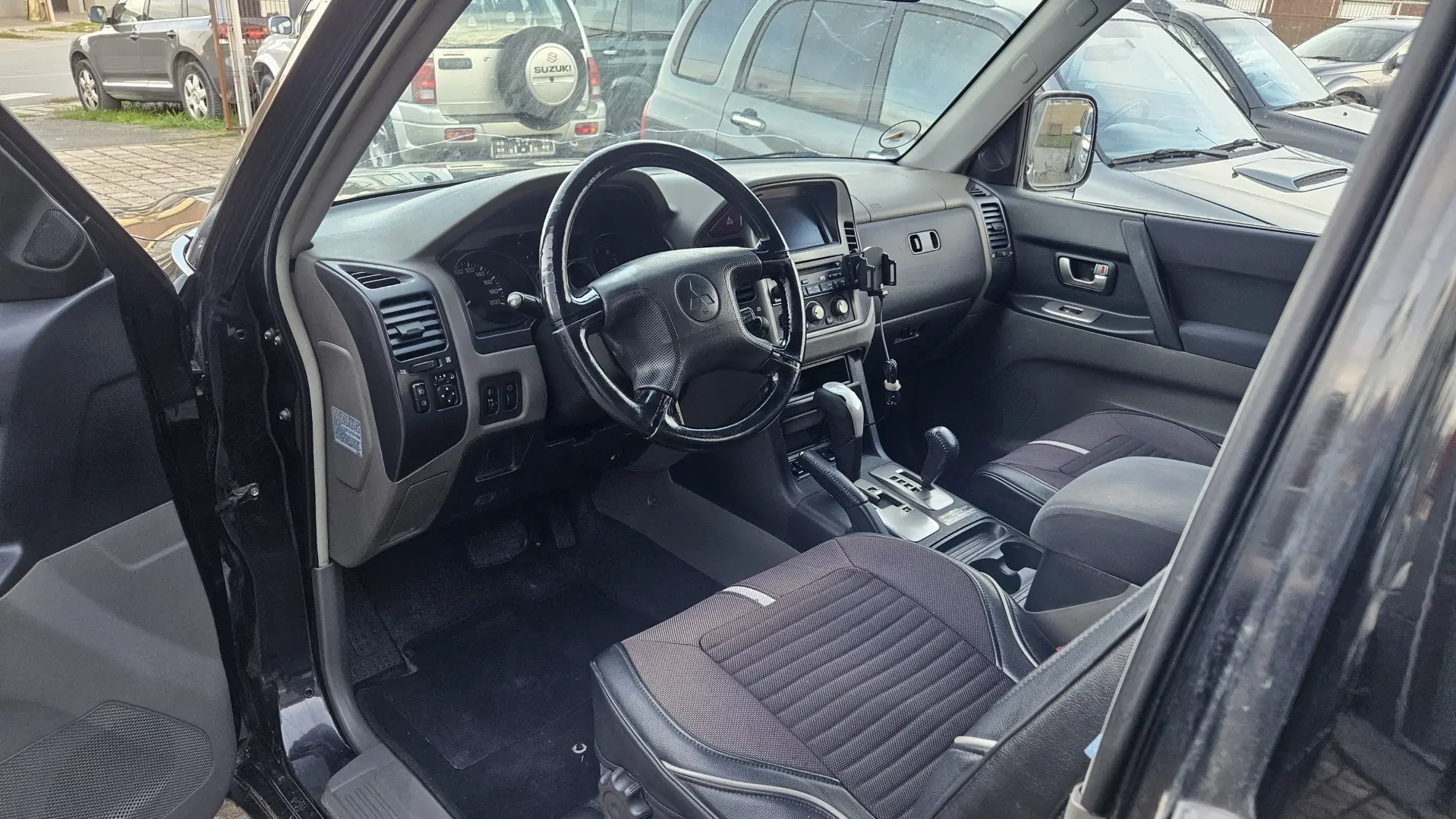 Mitsubishi Grand Pajero