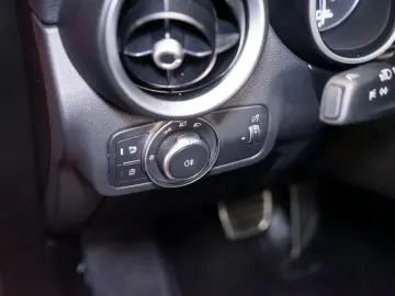Stelvio 2.0 Turbo TI Q4 AT8 Kamera Memory ACC Bi