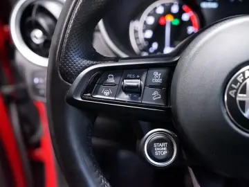 Stelvio 2.0 Turbo TI Q4 AT8 Kamera Memory ACC Bi