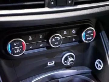 Stelvio 2.0 Turbo TI Q4 AT8 Kamera Memory ACC Bi