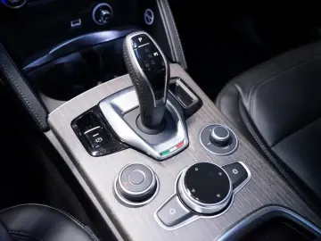 Stelvio 2.0 Turbo TI Q4 AT8 Kamera Memory ACC Bi