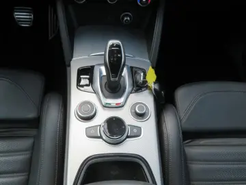 Stelvio Veloce Q4 2.0 280PS  AHK