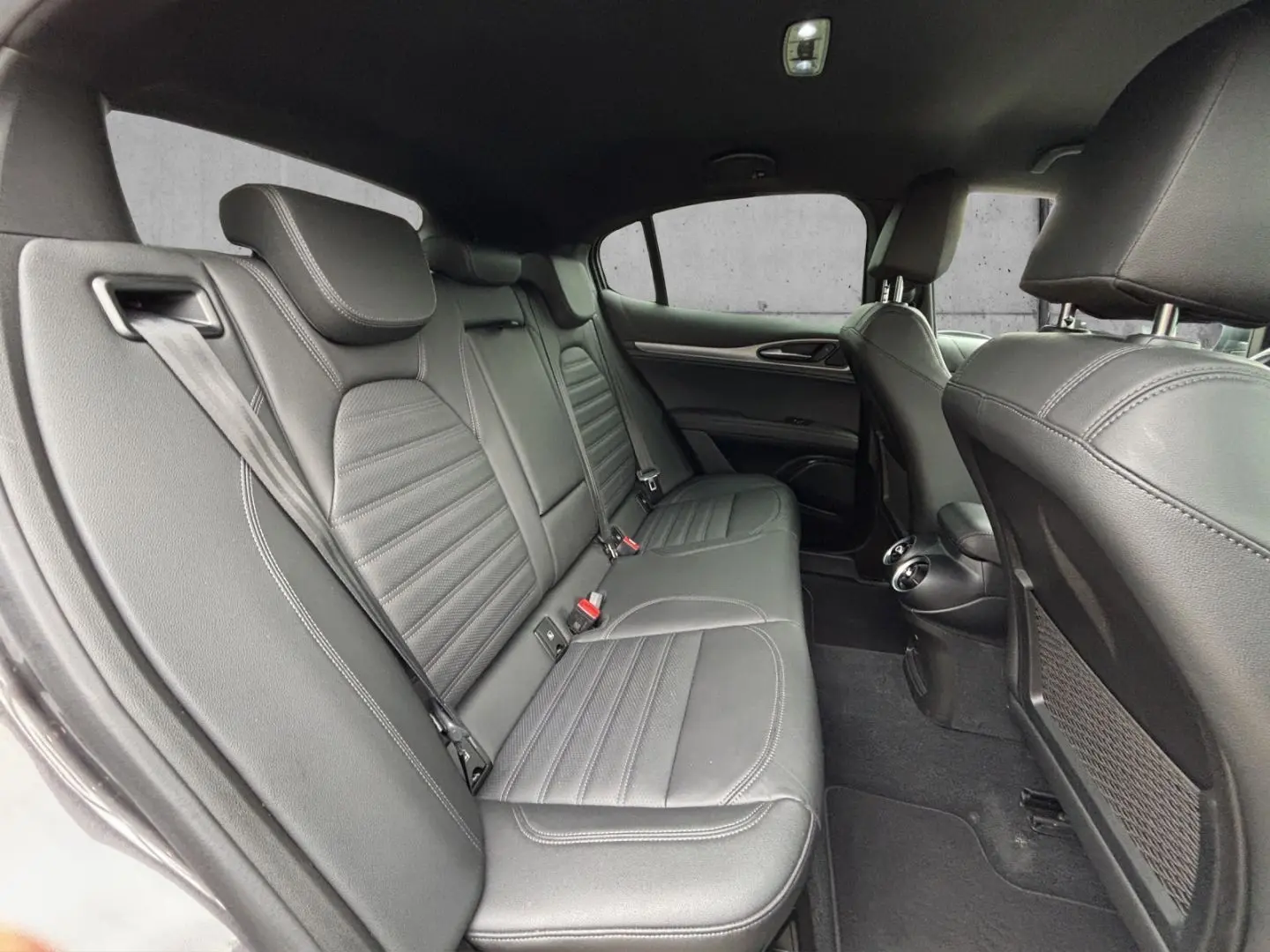 Stelvio Veloce Q4 2.0 PDC KAMERA NAVI CARPLAY SH