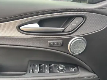 Stelvio Veloce Q4 2.0 PDC KAMERA NAVI CARPLAY SH