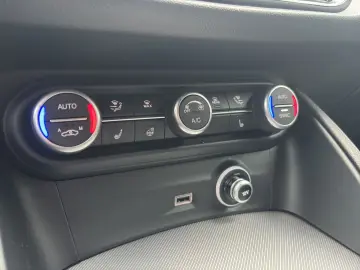 Stelvio Veloce Q4 2.0 PDC KAMERA NAVI CARPLAY SH