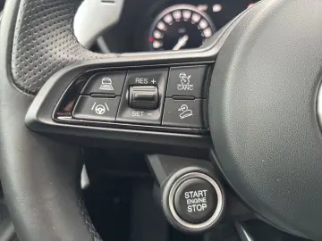 Stelvio Veloce Q4 2.0 PDC KAMERA NAVI CARPLAY SH
