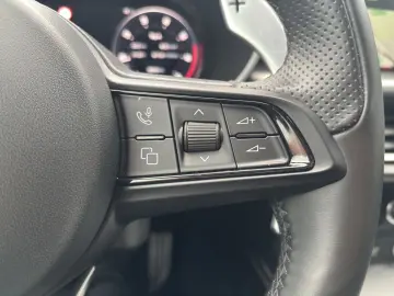 Stelvio Veloce Q4 2.0 PDC KAMERA NAVI CARPLAY SH