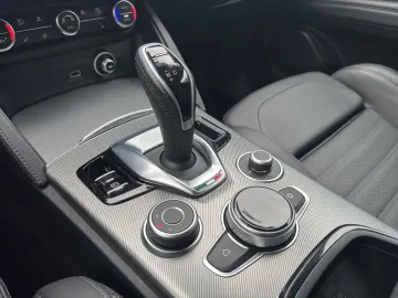 Stelvio Veloce Q4 2.0 PDC KAMERA NAVI CARPLAY SH