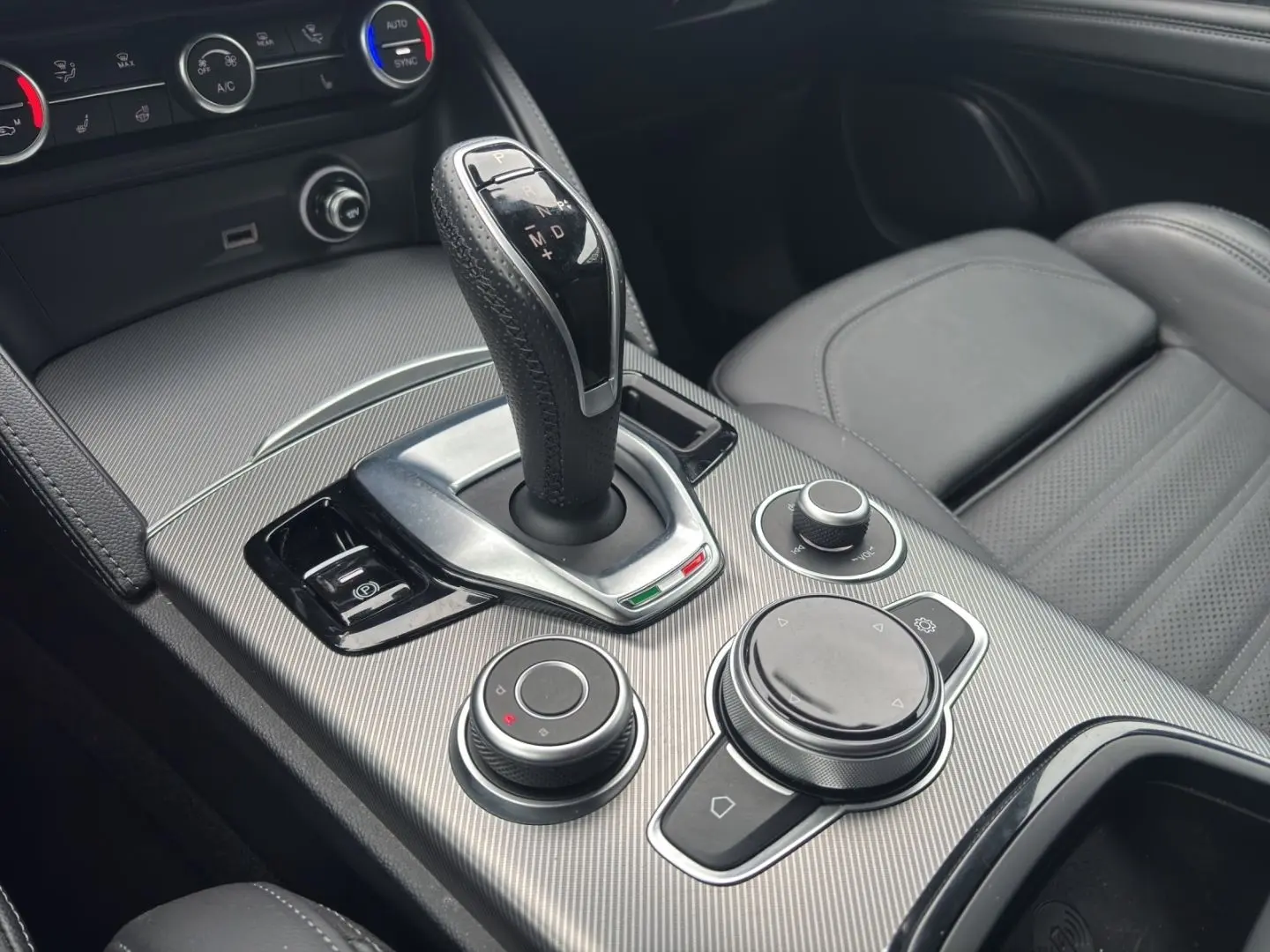 Stelvio Veloce Q4 2.0 PDC KAMERA NAVI CARPLAY SH