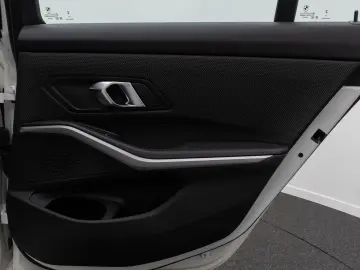 330e GeschwindigReg PDC CockpitPlus DAB Sport