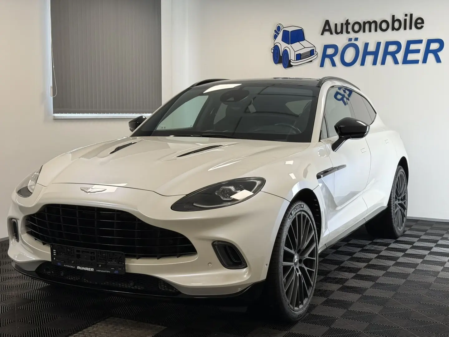 DBX 4.0 V8   Morning Frost White   Sport Exhaust
