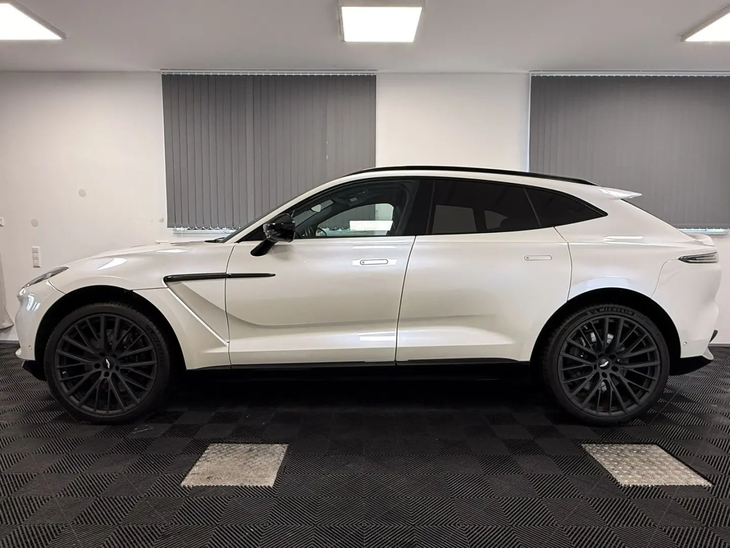DBX 4.0 V8   Morning Frost White   Sport Exhaust