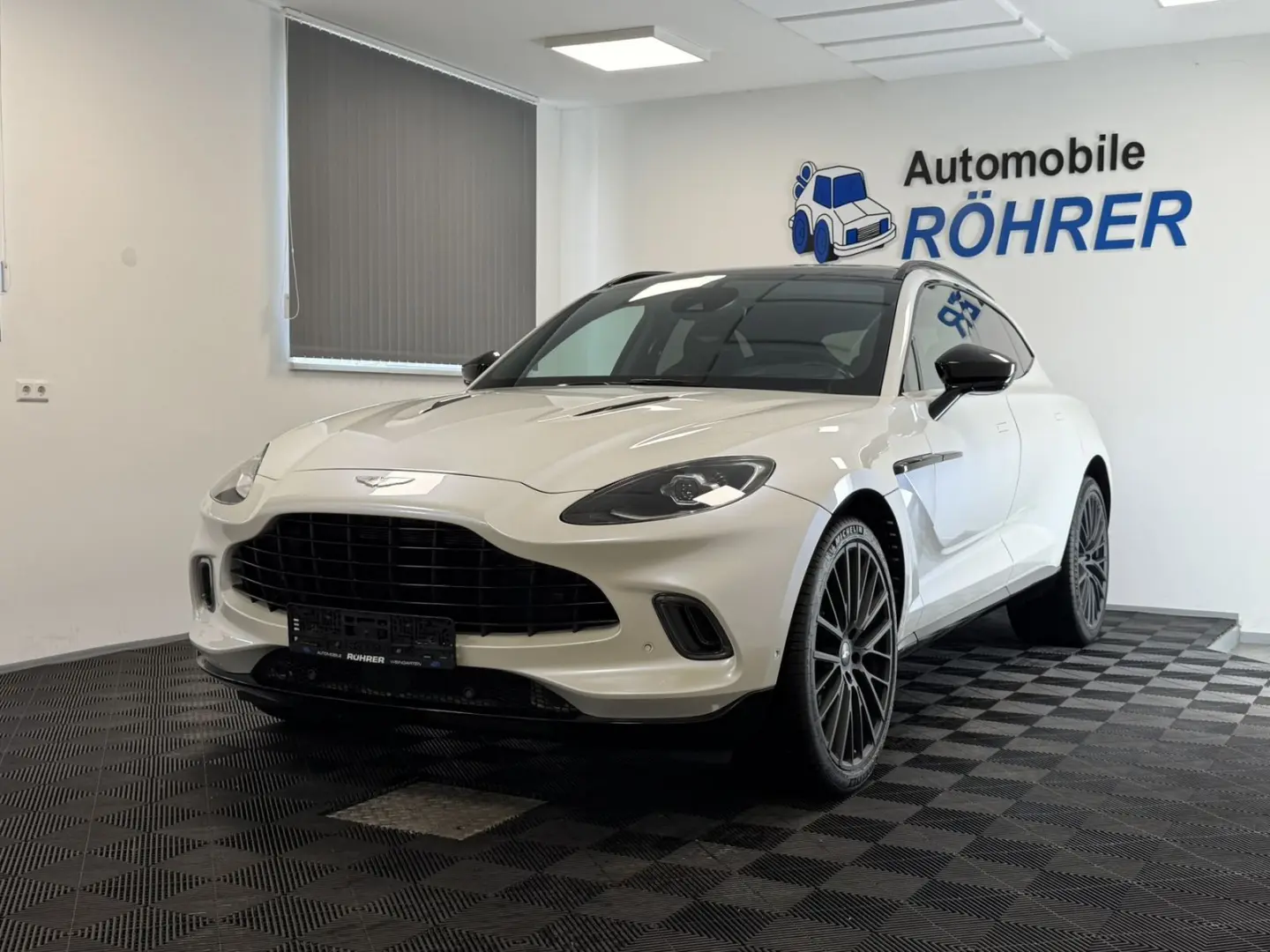 DBX 4.0 V8   Morning Frost White   Sport Exhaust