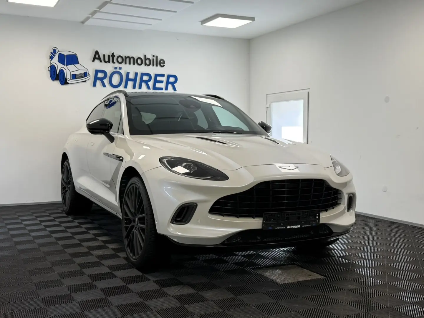DBX 4.0 V8   Morning Frost White   Sport Exhaust