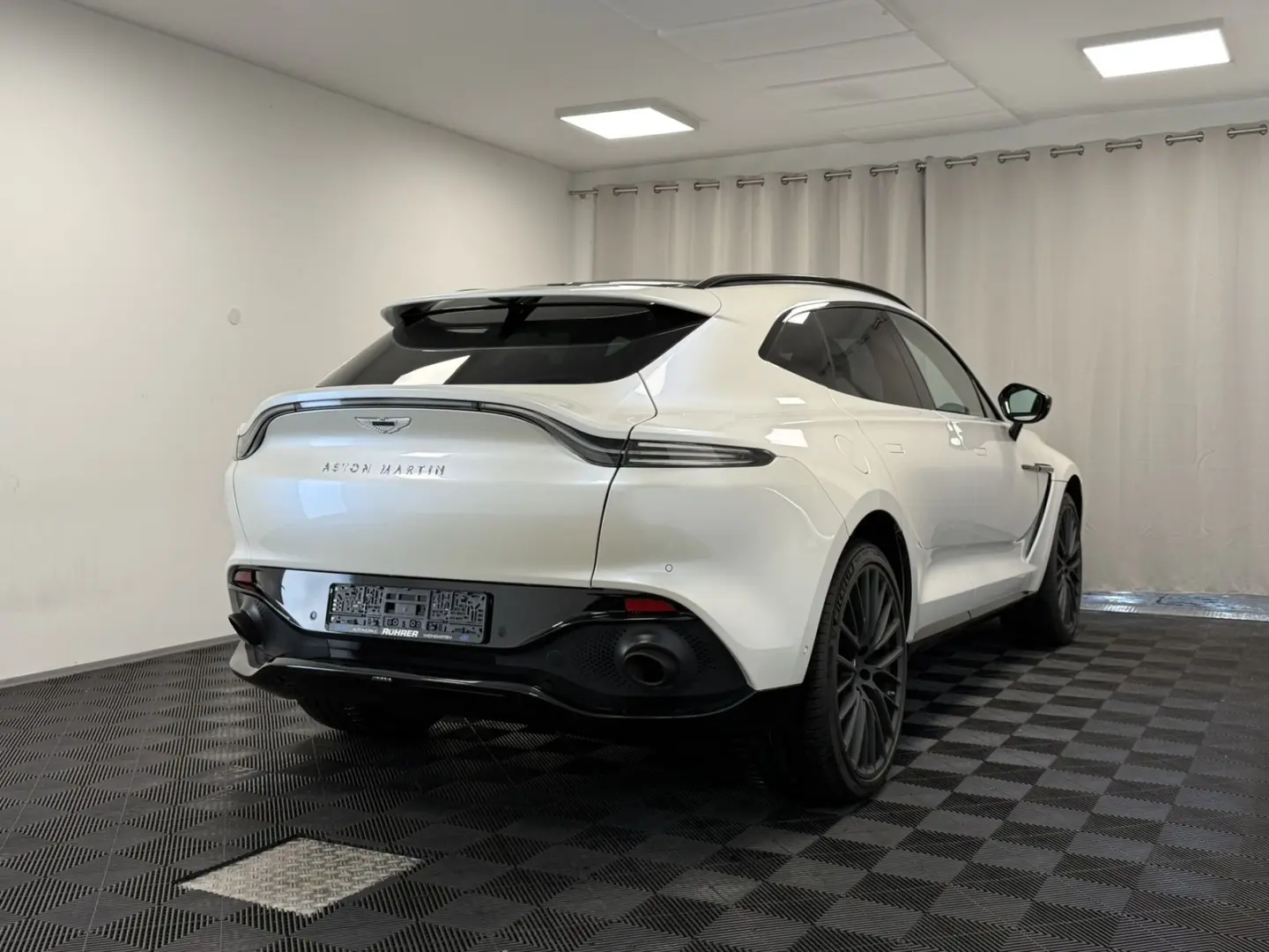 DBX 4.0 V8   Morning Frost White   Sport Exhaust