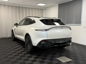 DBX 4.0 V8   Morning Frost White   Sport Exhaust