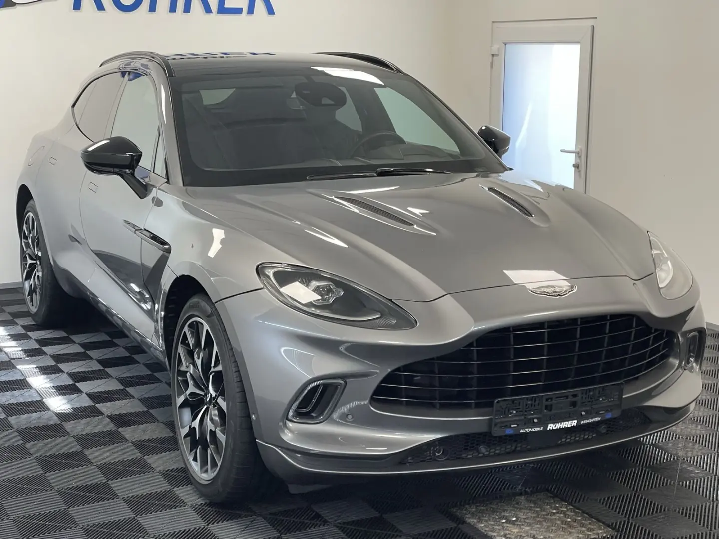 DBX 4.0 V8   Sport Exhaust   Webasto Standheiz.