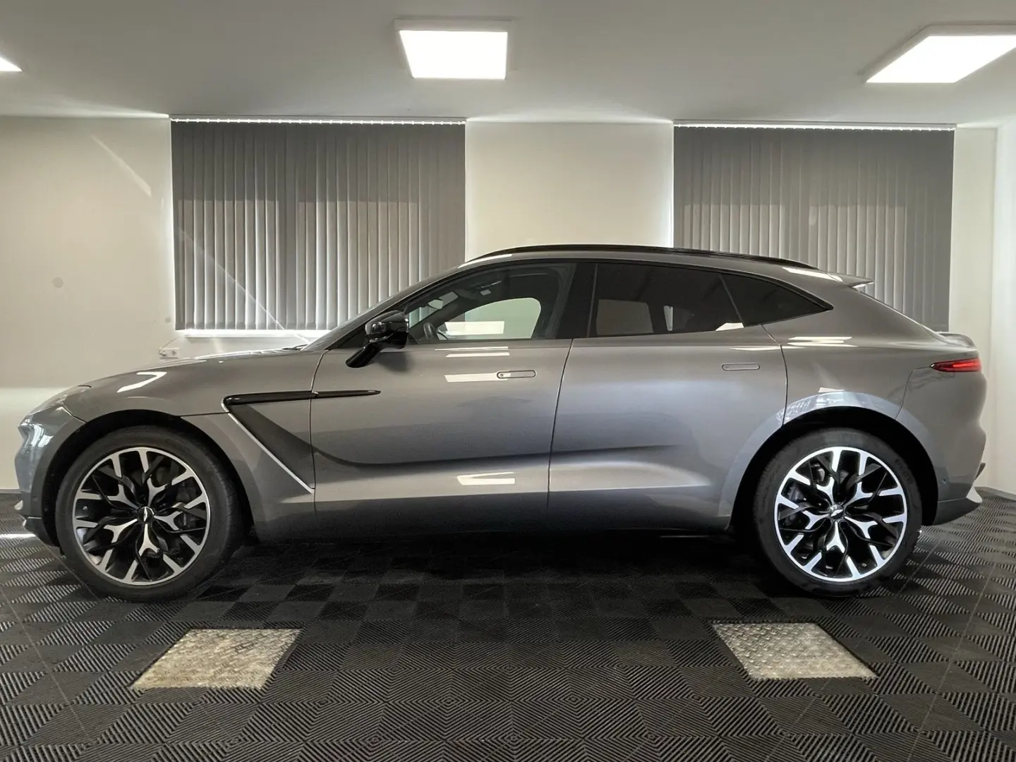 DBX 4.0 V8   Sport Exhaust   Webasto Standheiz.