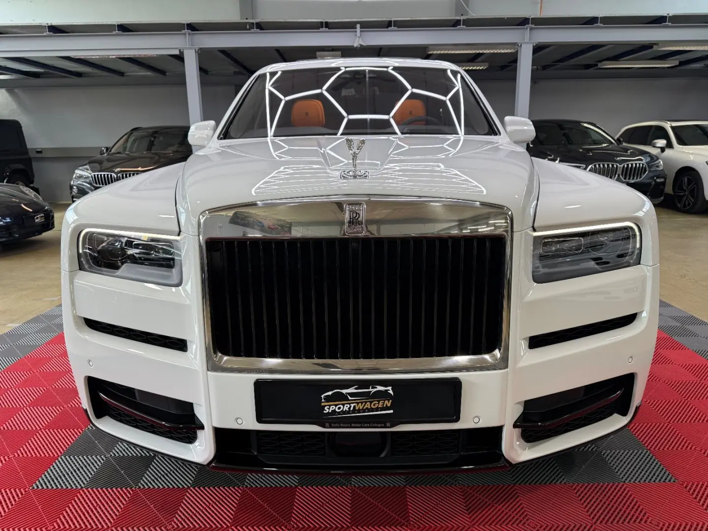 Cullinan Mandarin TV Bespoke HUD 360  Panorama