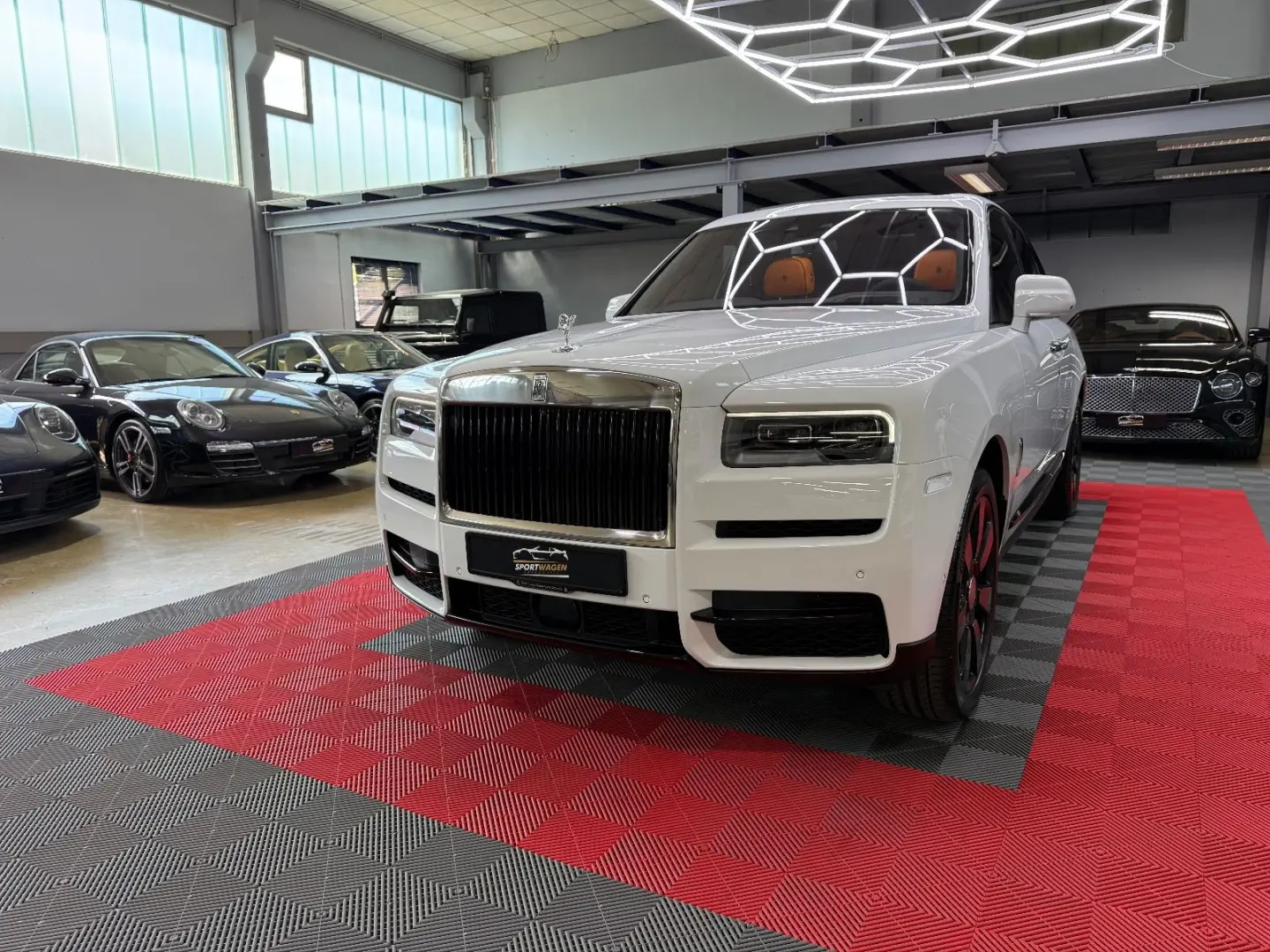 Cullinan Mandarin TV Bespoke HUD 360  Panorama