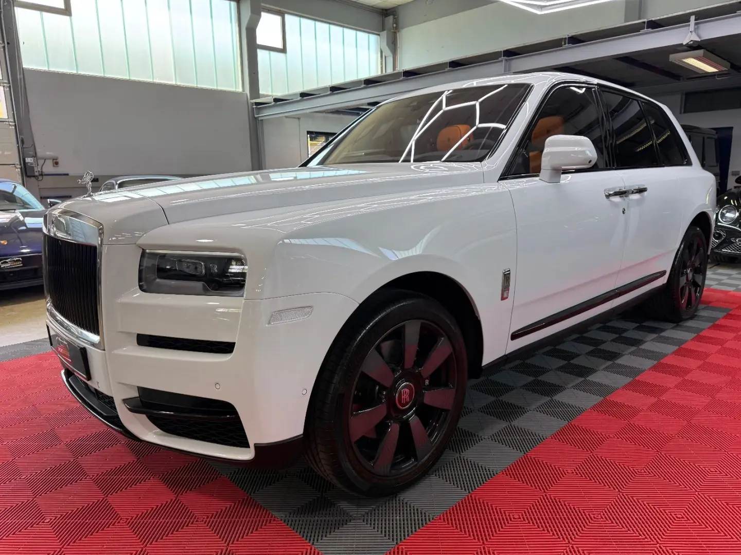 Cullinan Mandarin TV Bespoke HUD 360  Panorama