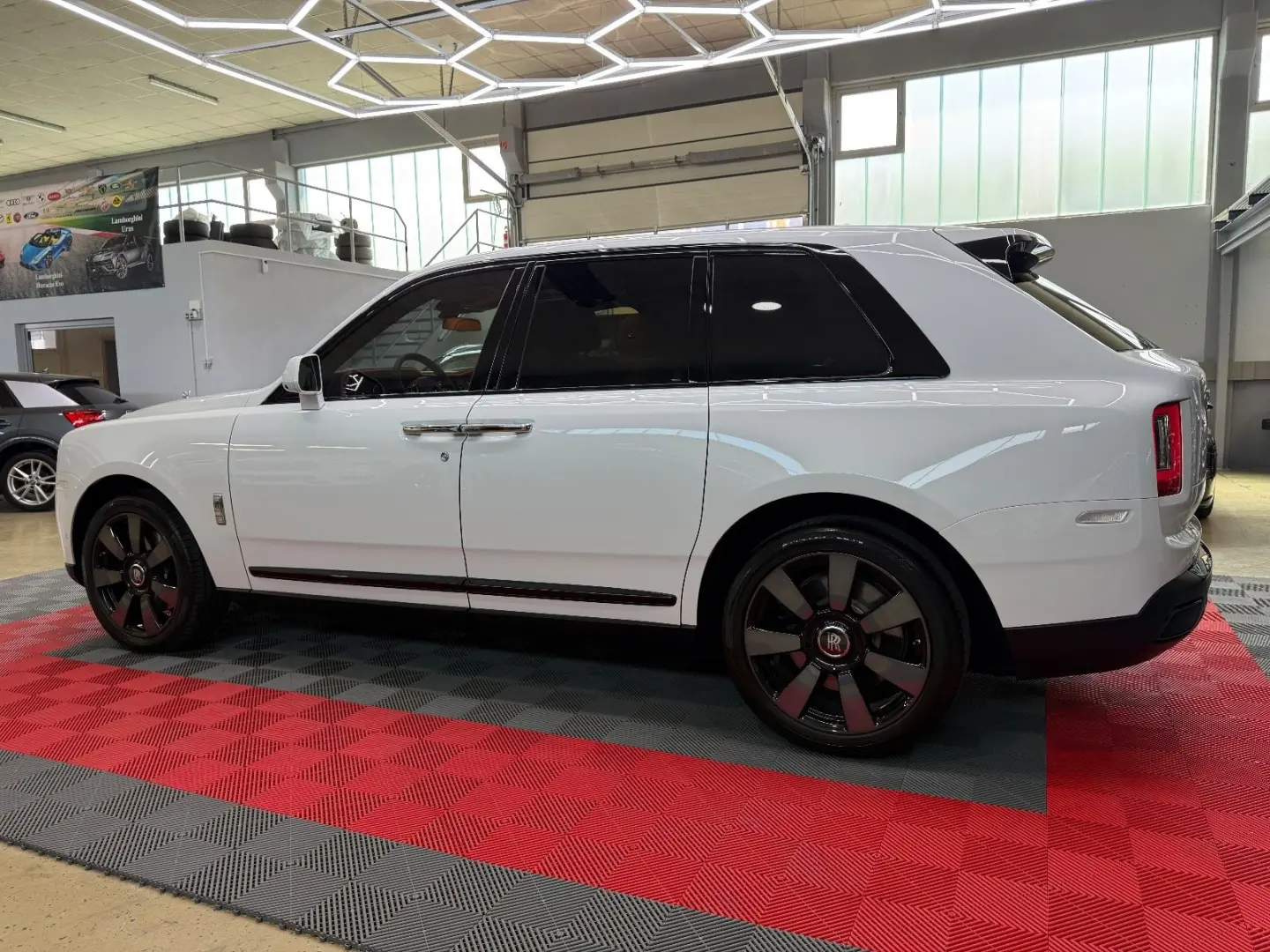 Cullinan Mandarin TV Bespoke HUD 360  Panorama