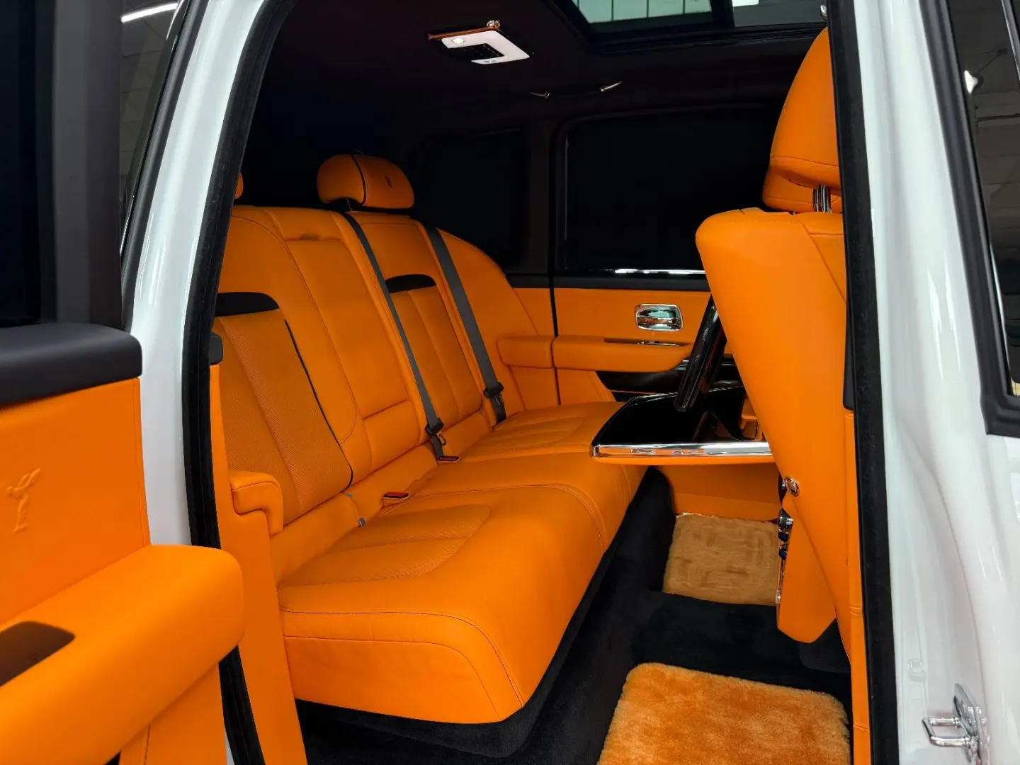 Cullinan Mandarin TV Bespoke HUD 360  Panorama