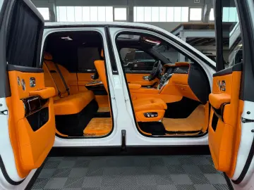 Cullinan Mandarin TV Bespoke HUD 360  Panorama