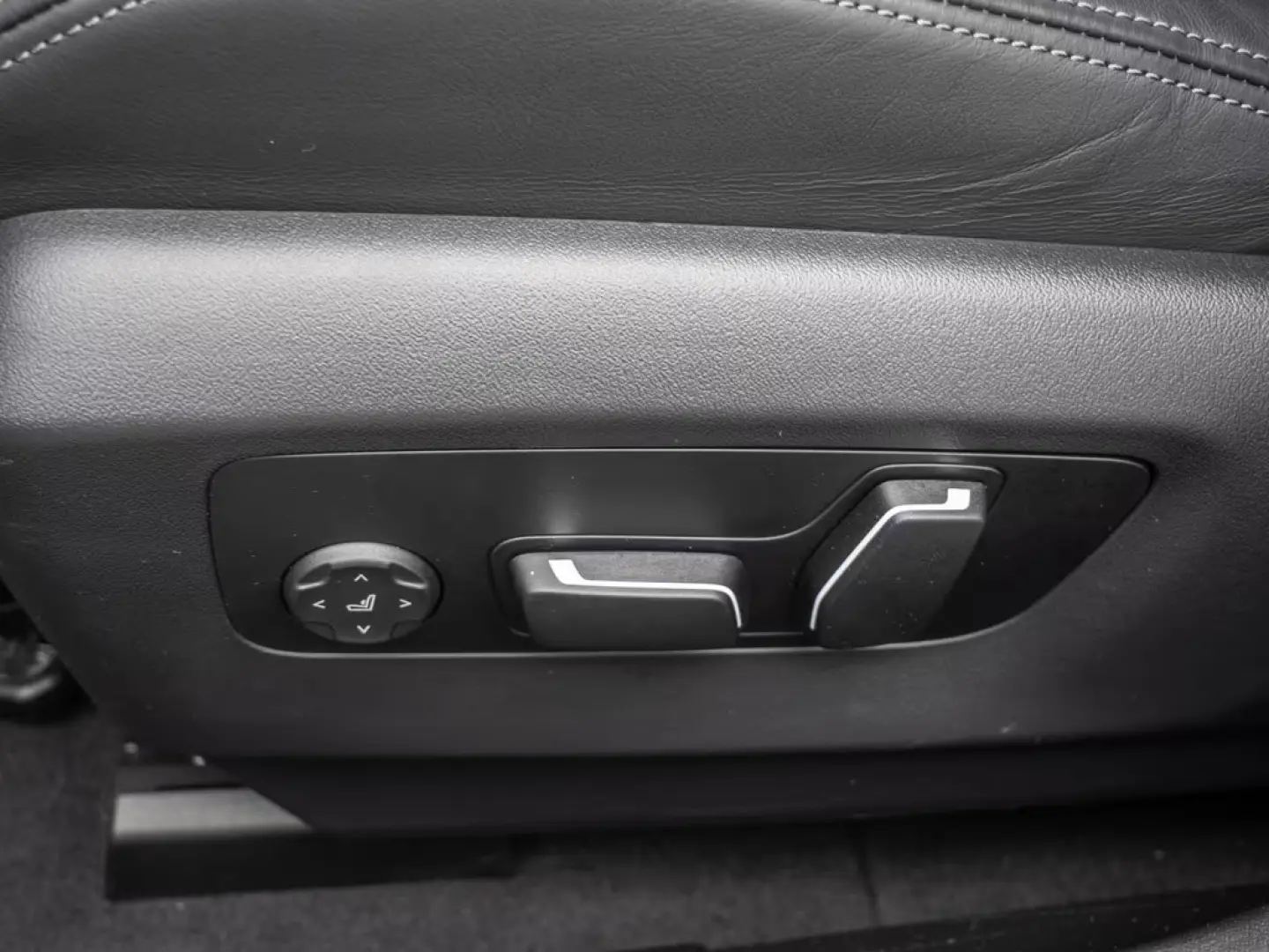 BMW M5 xDrive AHK B&W CARBON V-MAX