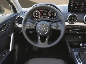 Q2 35 TFSI S Tronic S line 17  MATRIX ACC RFK