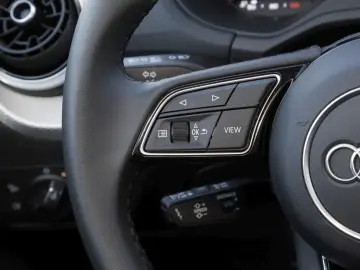 Q2 35 TFSI S Tronic S line 17  MATRIX ACC RFK