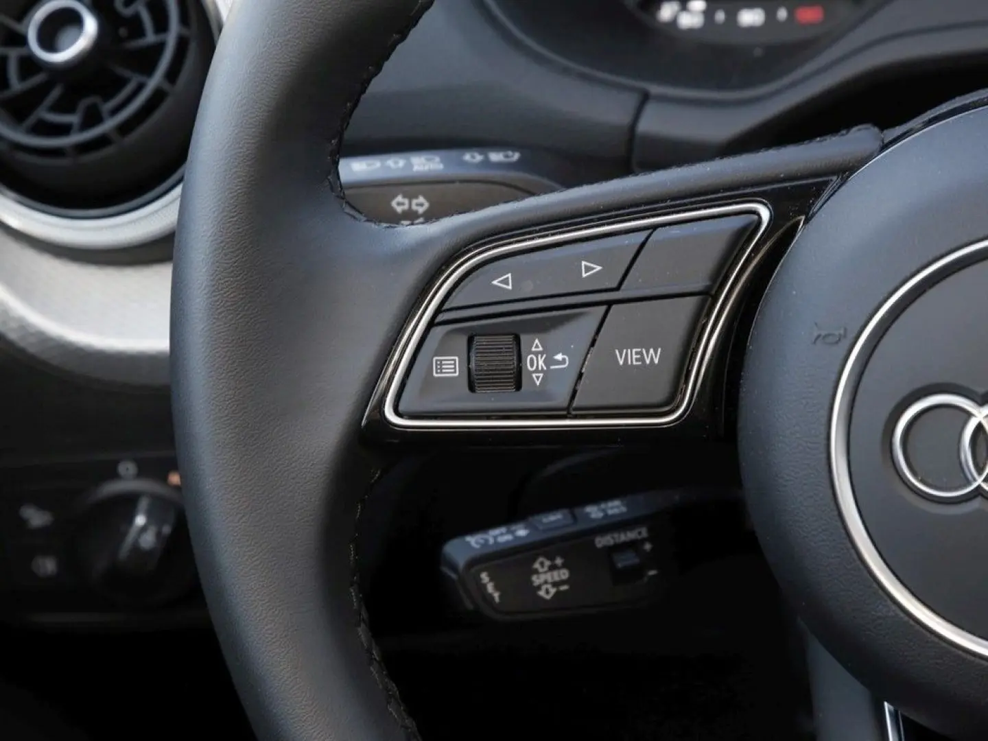 Q2 35 TFSI S Tronic S line 17  MATRIX ACC RFK