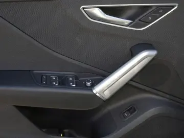 Q2 35 TFSI S Tronic S line 17  MATRIX ACC RFK