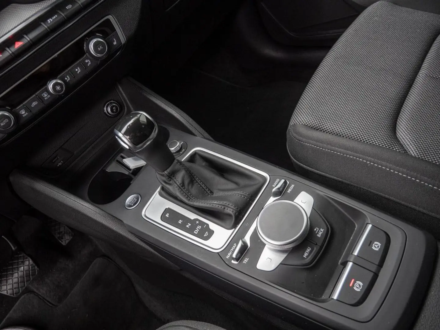 Q2 35TFSI MATRIX NAVI ACC RFK PDC