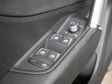 Q2 35TFSI MATRIX NAVI ACC RFK PDC