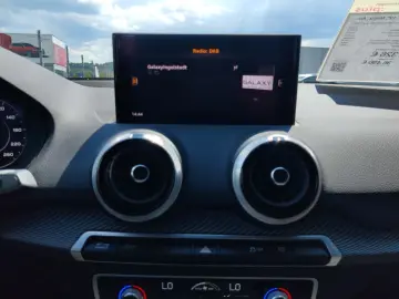 Q2 35 TFSI S-Tronic advanced  EA8  19   Matrix