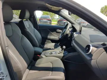 Q2 35 TFSI S-Tronic advanced  EA8  19   Matrix