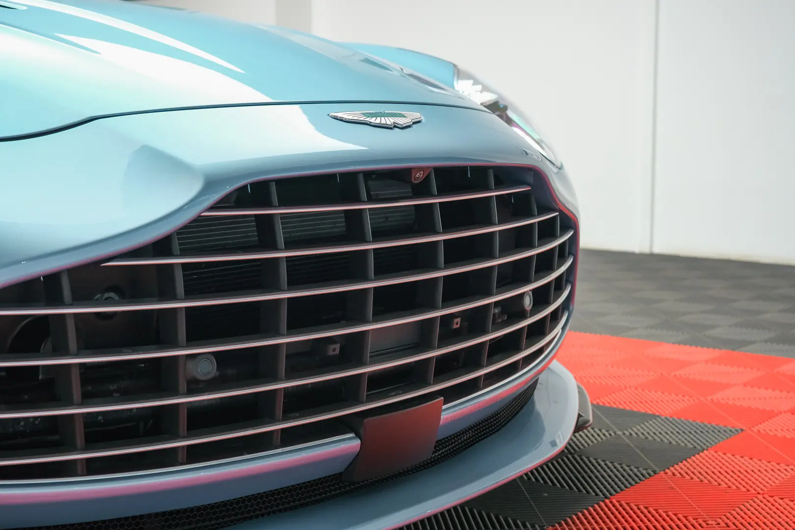 Aston Martin DB12 Volante Caribbean Blue Pearl 2