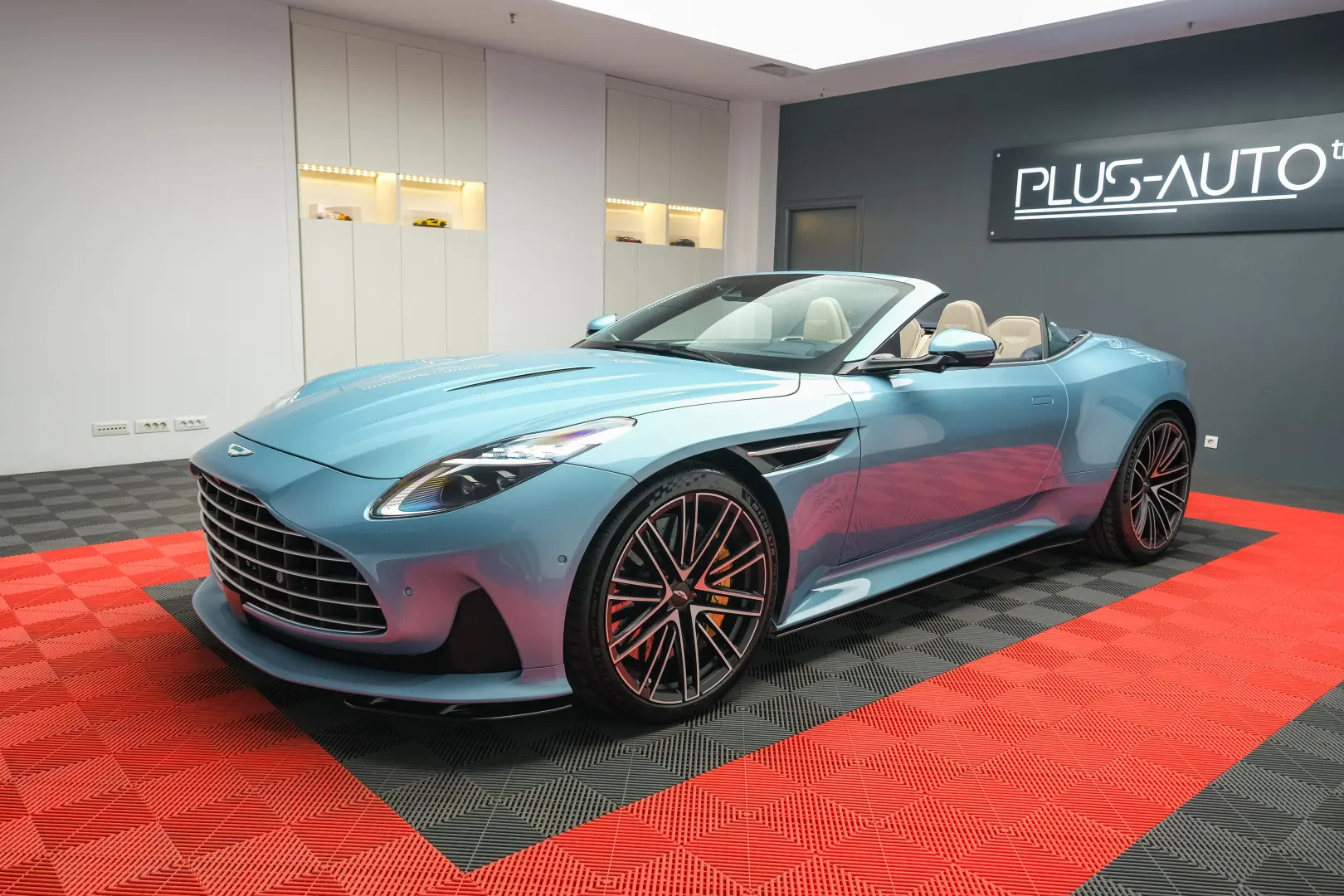 Aston Martin DB12 Volante Caribbean Blue Pearl 2