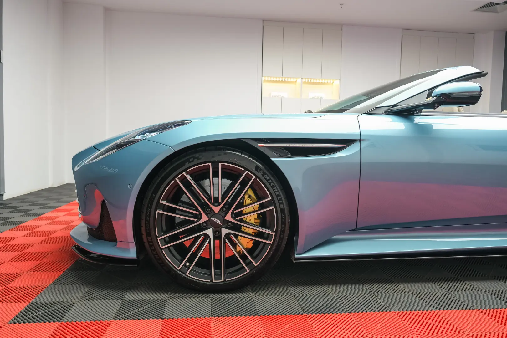 Aston Martin DB12 Volante Caribbean Blue Pearl 2