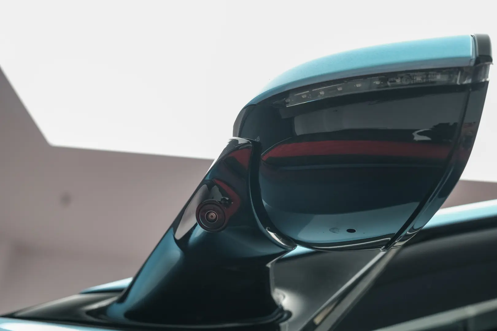 Aston Martin DB12 Volante Caribbean Blue Pearl 2