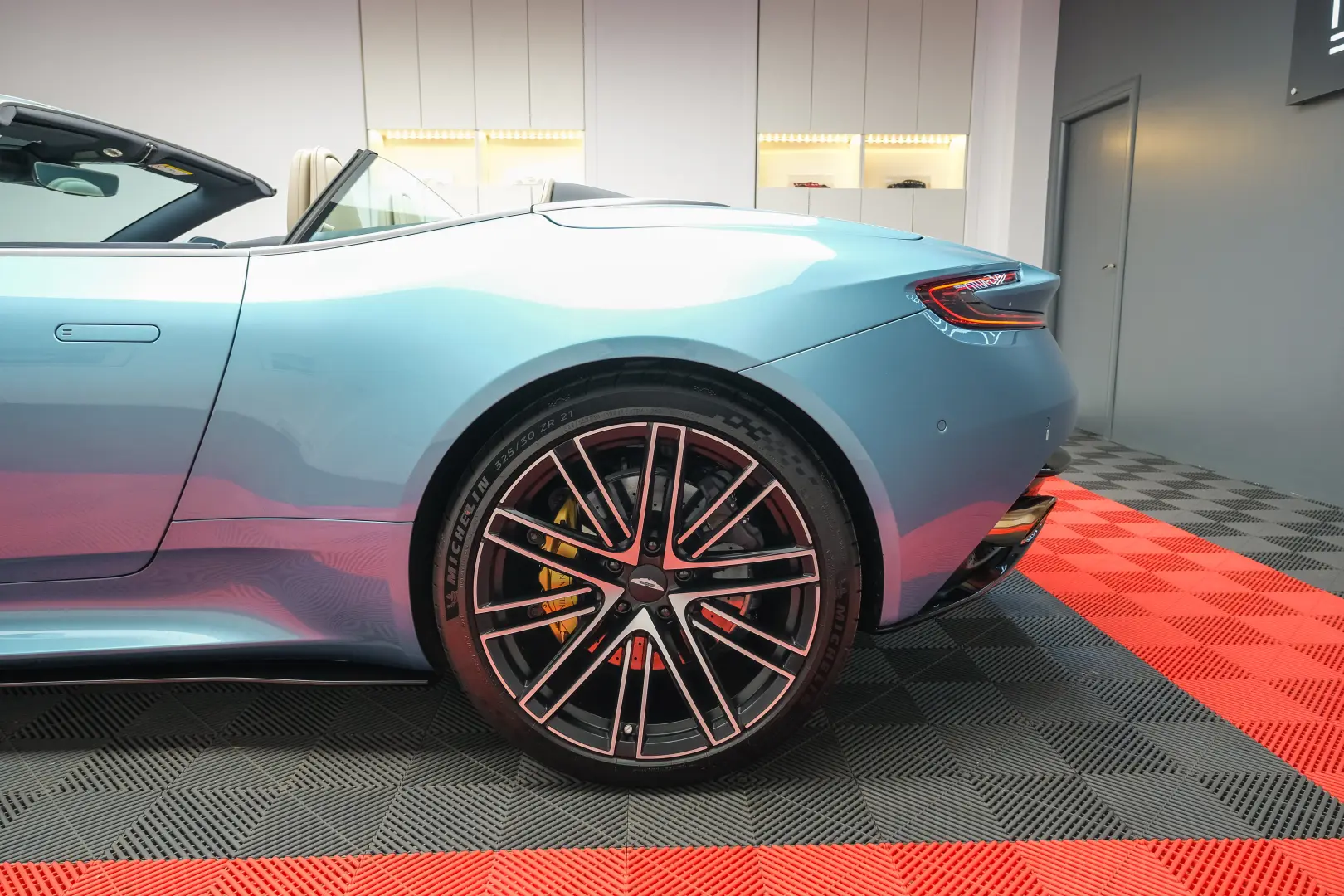 Aston Martin DB12 Volante Caribbean Blue Pearl 2