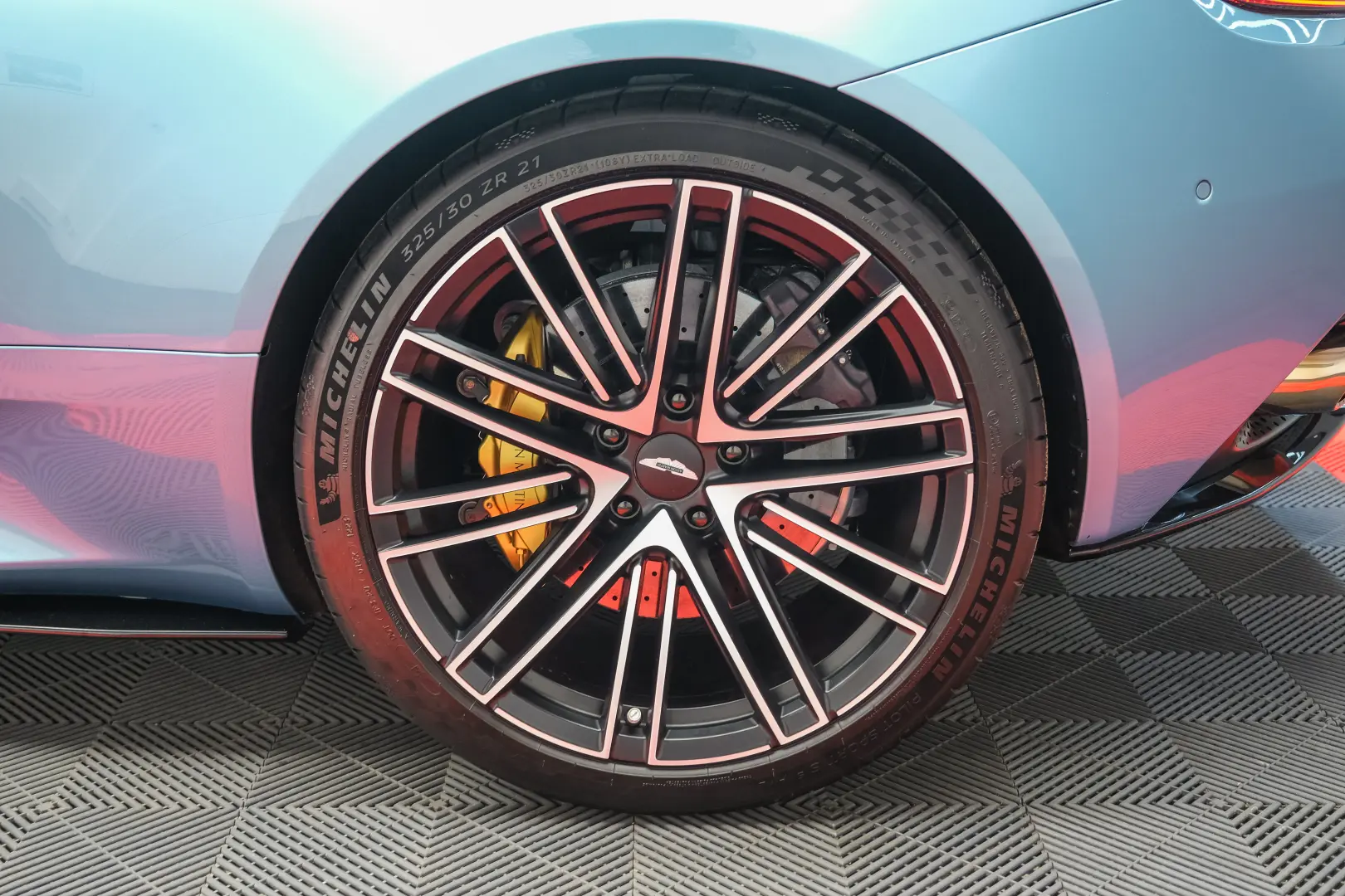 Aston Martin DB12 Volante Caribbean Blue Pearl 2