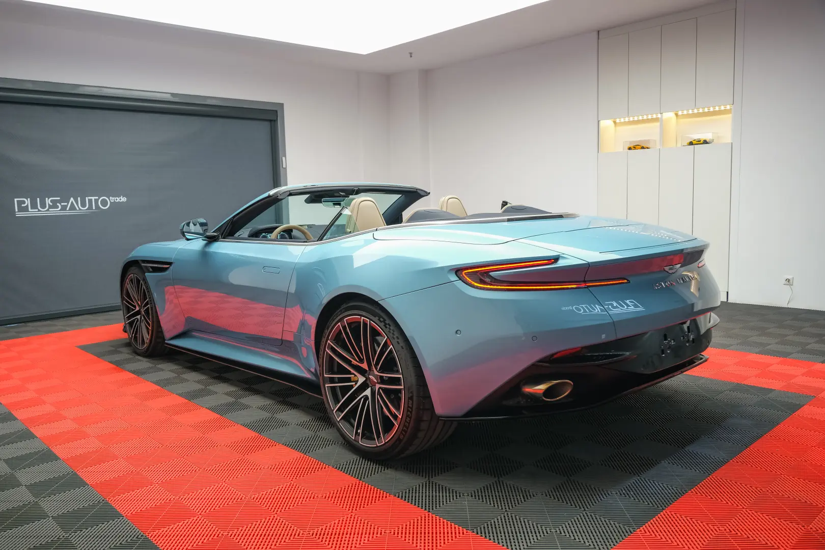 Aston Martin DB12 Volante Caribbean Blue Pearl 2