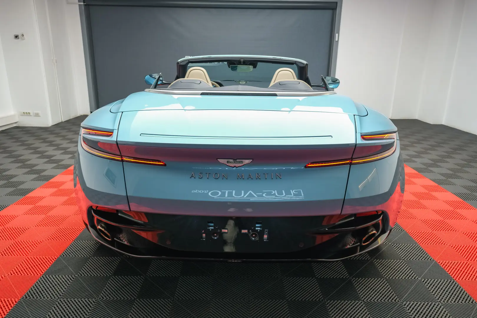 Aston Martin DB12 Volante Caribbean Blue Pearl 2