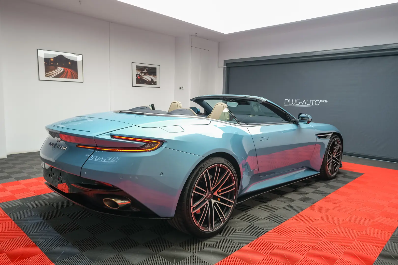 Aston Martin DB12 Volante Caribbean Blue Pearl 2