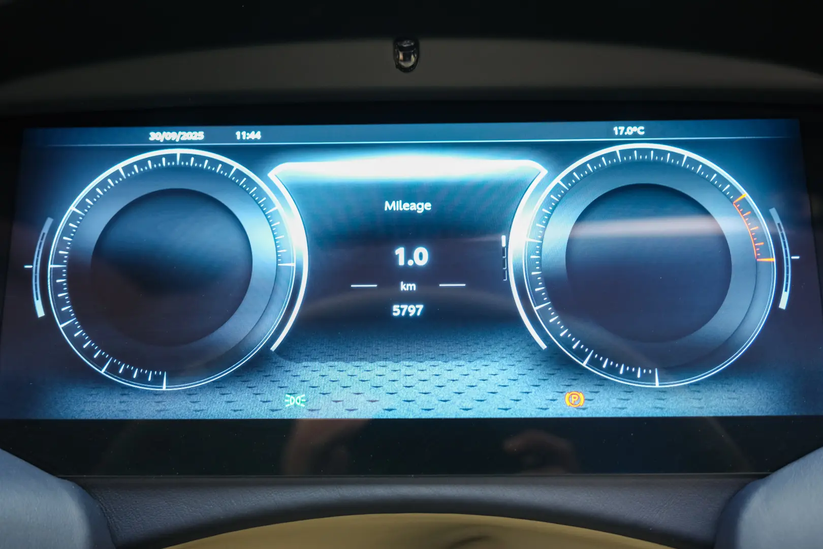 Aston Martin DB12 Volante Caribbean Blue Pearl 2